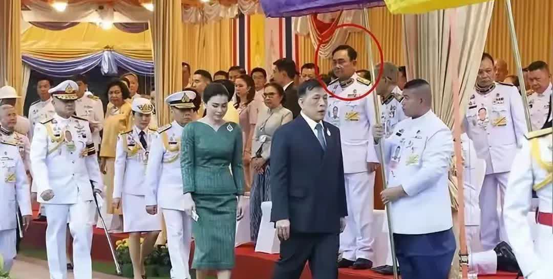 巴育亮相，耐人寻味。
近日，泰王玛哈带着苏提达去曼谷植物园保护区参加活动，巴育