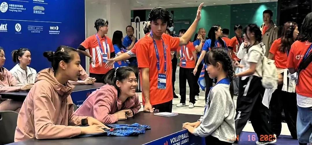 哈哈哈，闹乌龙了，什么时候李盈莹改名叫“冯盈莹”了！6月15日，中国女排率先抵达