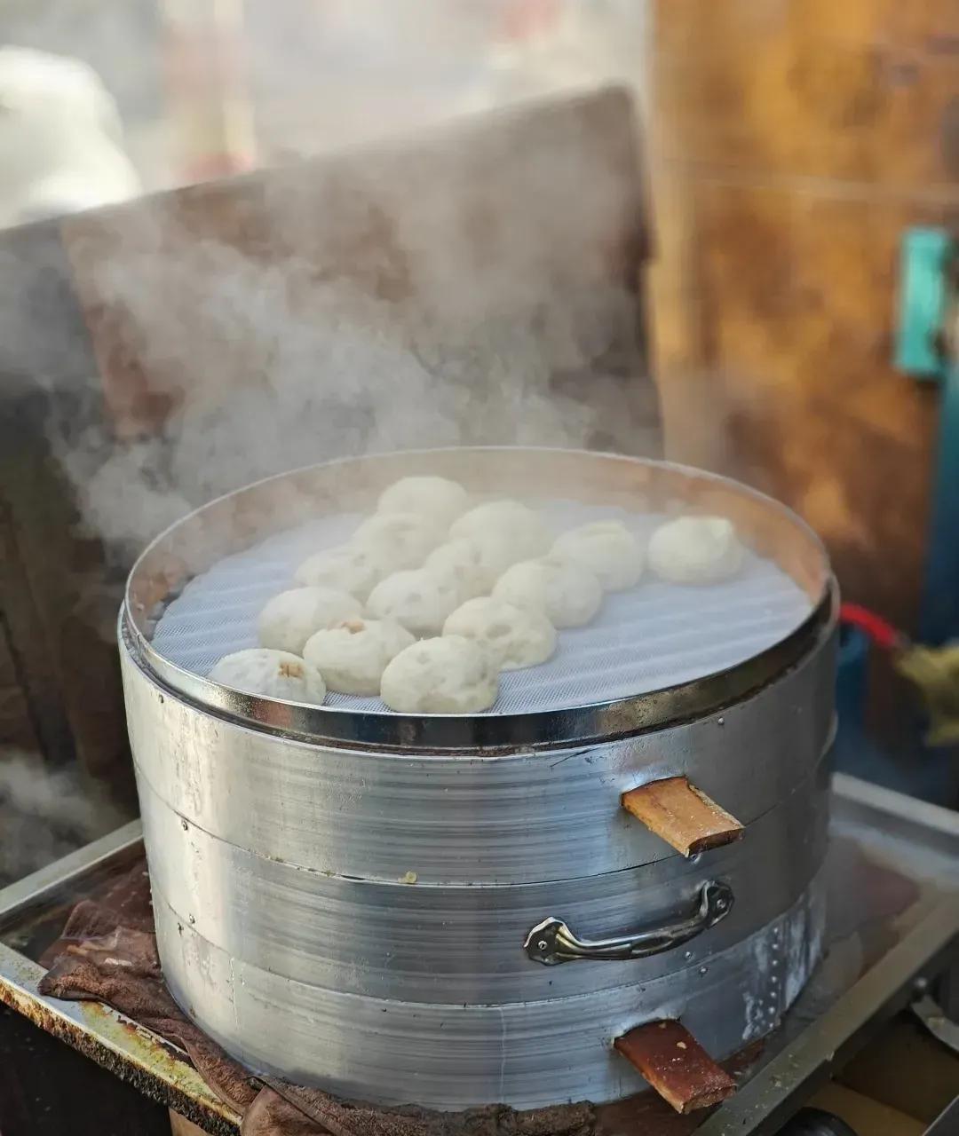 咱唠唠就业这事儿。现在不少打工岗位，不管是坐办公室的白领，还是工厂流水线的工人，