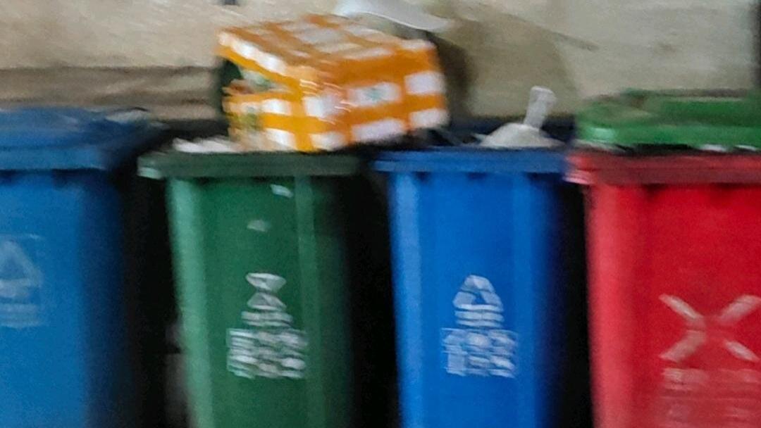 阳宅风水：垃圾桶正对着卧室窗户，是挂开口葫芦还是别的什么更好？