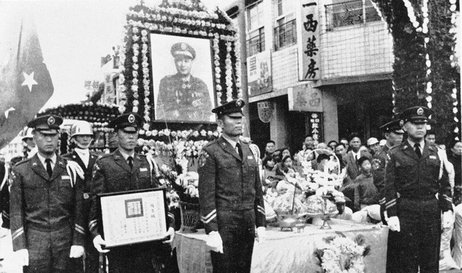 1949年12月，白崇禧带着2个副官去打猎，其中一个副官说自己去山下守着，另外一