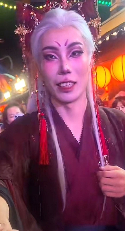 万岁山蓝狐狸剑剑塌房，隐瞒自己已婚事实和榜一大姐发生关系。

关键他长这样，死忠