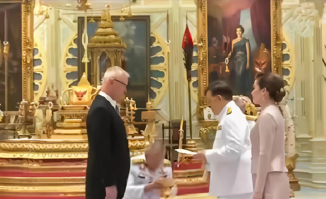 泰国国王在接他国使节递交的国书时，与别国元首不同是携带王后出席，我们通常看到是国