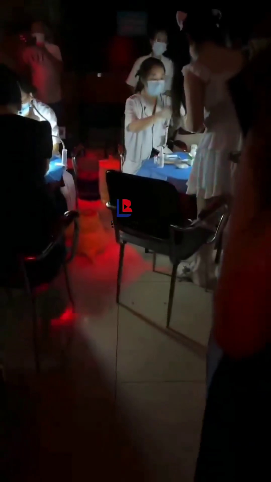 一歌舞厅里众多美女正在接受抽血，从源头清查，画面流出！