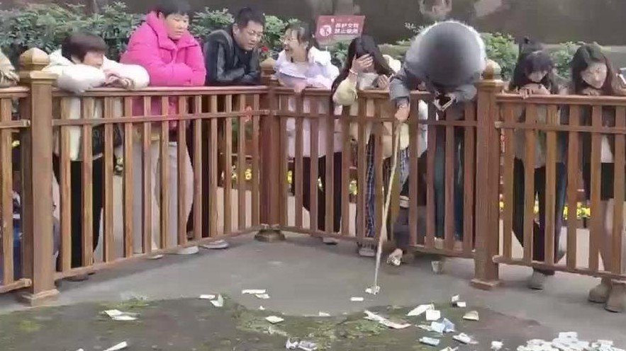 两女孩乐山大佛扒钱被抓

                           