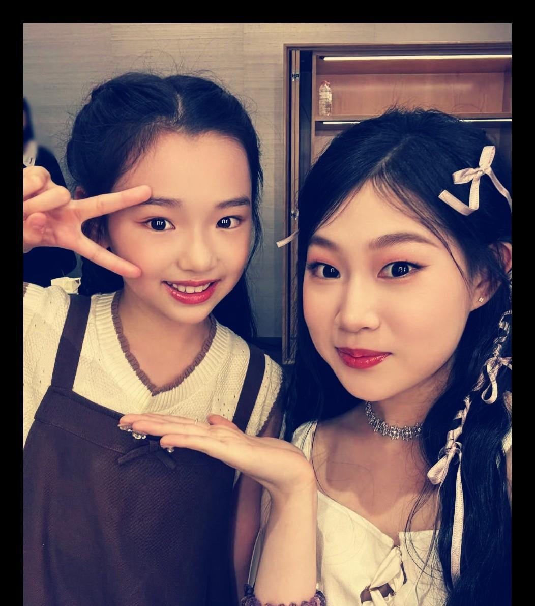 万万没想到，小沈阳的女儿沈佳润和董璇的女儿小酒窝竟长得如此相像，宛如一个模子里刻