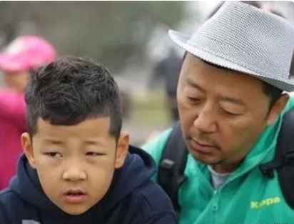 郭涛的儿子，那位曾在大家心里留下深刻印象的小男孩郭子睿，外号石头，最近悄悄现身北