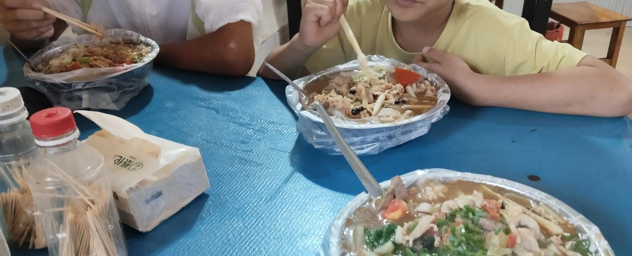 跟雨有缘，刚到镇上瓢泼大雨[捂脸]，刮风下雨也阻挡不了，我去吃一碗老友粉的决心。
