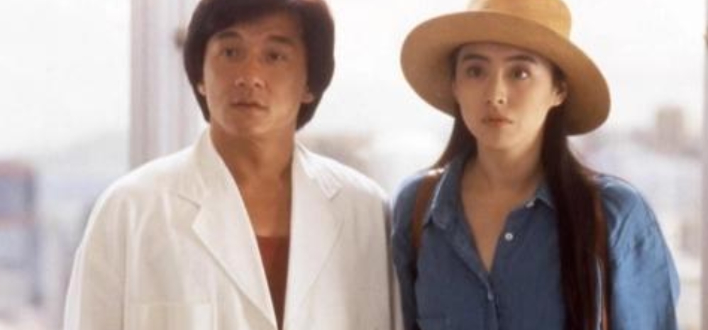1971年，17岁的成龙和23岁的梁小龙在歌舞厅为了争夺一个“9号女郎”，一言不