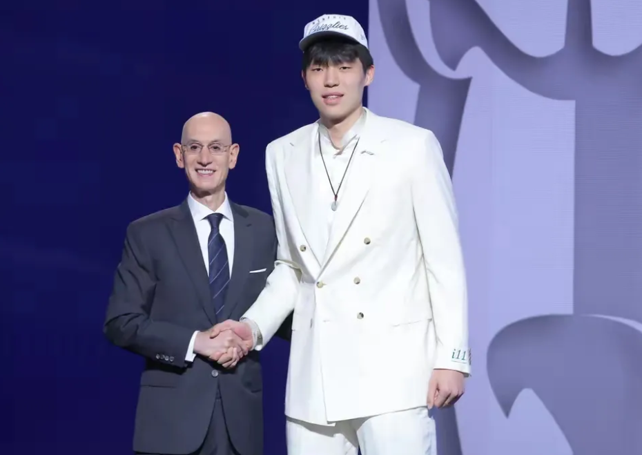 杨瀚森，NBA第16顺位！


就在CBA季后赛，他和杨瀚森刚打得天昏地暗，不分