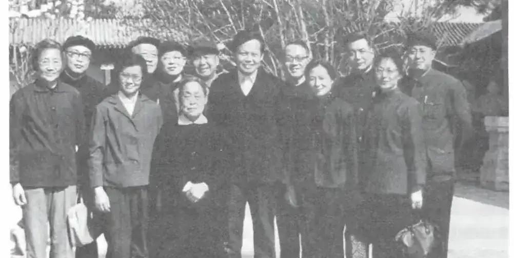 1976年，邓稼先、杨振宁等科学家与杨振宁母亲罗孟华在颐和园的合影，前左二是邓稼