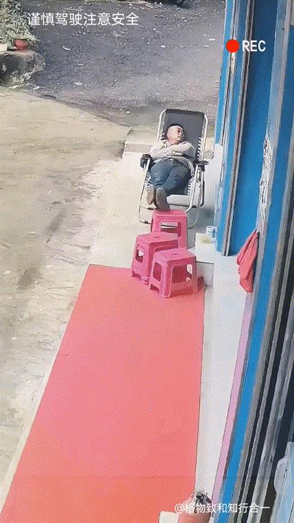人在家中睡，祸从天上来 [惊呆]