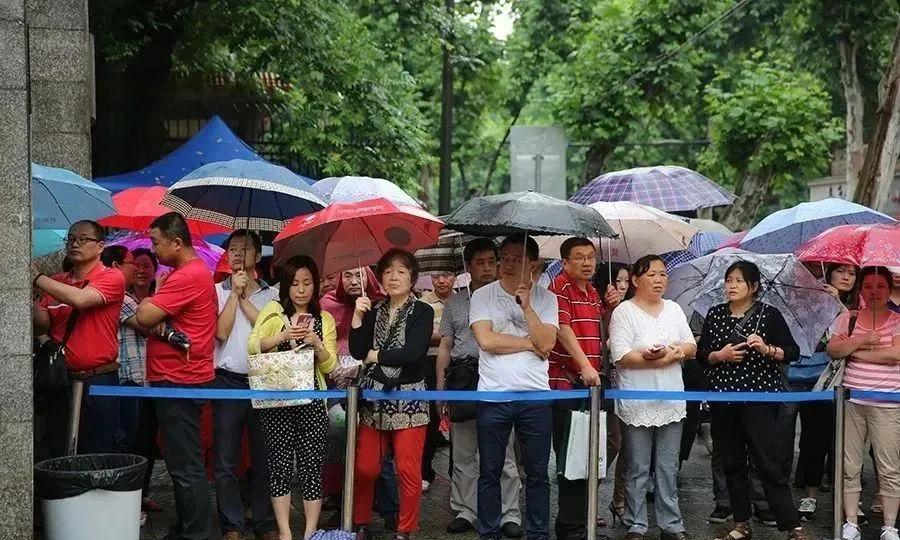 明天就要高考了，孩子不让我们去陪考，她更不希望我们穿什么旗袍，送什么花。
哎，孩