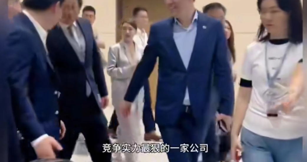 【雷军的嘴】
雷军：华为是一家竞争力非常狠的公司，华为真的很强，但大家不要忘记，