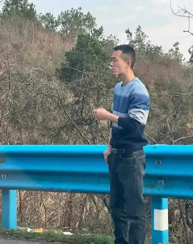 哈啥，这大明星也被堵高速上了！