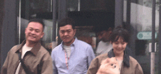 张佳宁聚餐后抱小狗现身 素颜状态超好超元气