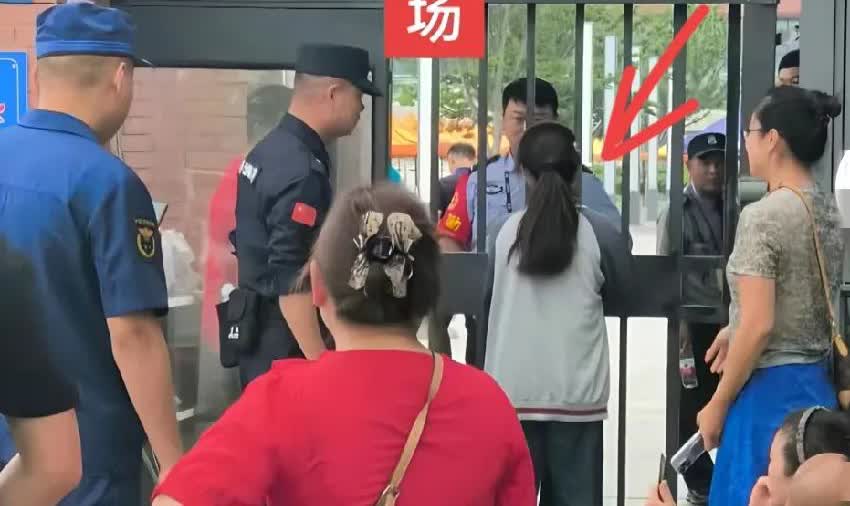 英语可是主科啊！150分的卷子就因为迟到两分钟，眼睁睁丢了！张学友演唱会延期了，