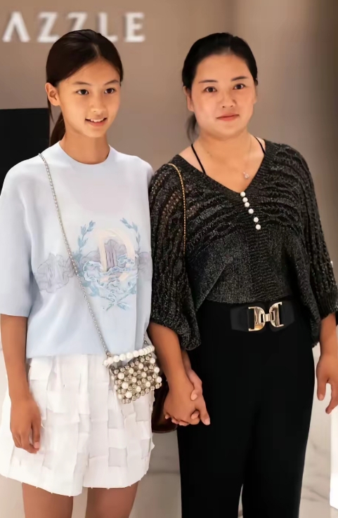 现在全网最不淡定的人就是七七妈妈了，她没想到的是，自己仅仅只是帮女儿接了一个商演