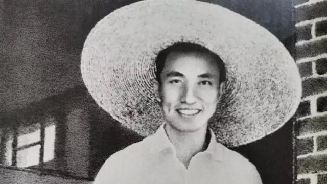 2006年，袁隆平到北京出差，特意看望身体欠佳的华国锋，场面感人