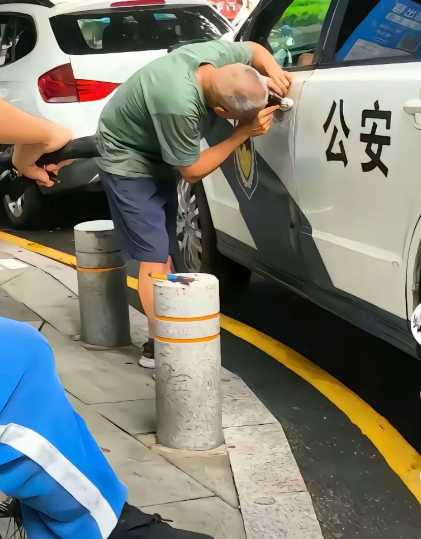 开锁师傅双手是不是在瑟瑟发抖，不知道开这个车收不收费～