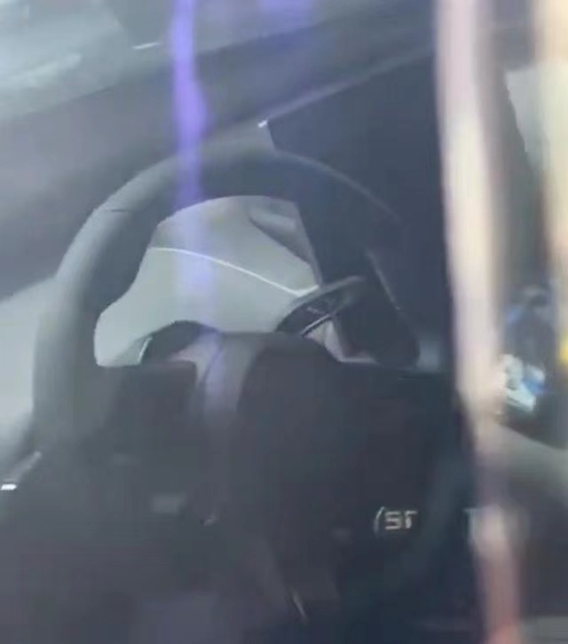 小米su8内饰谍照
su8内饰谍照出来了，基本和su7一样的内饰