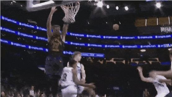 东契奇欲空接时在空中被乔治撞到肋部，落地时表情痛苦