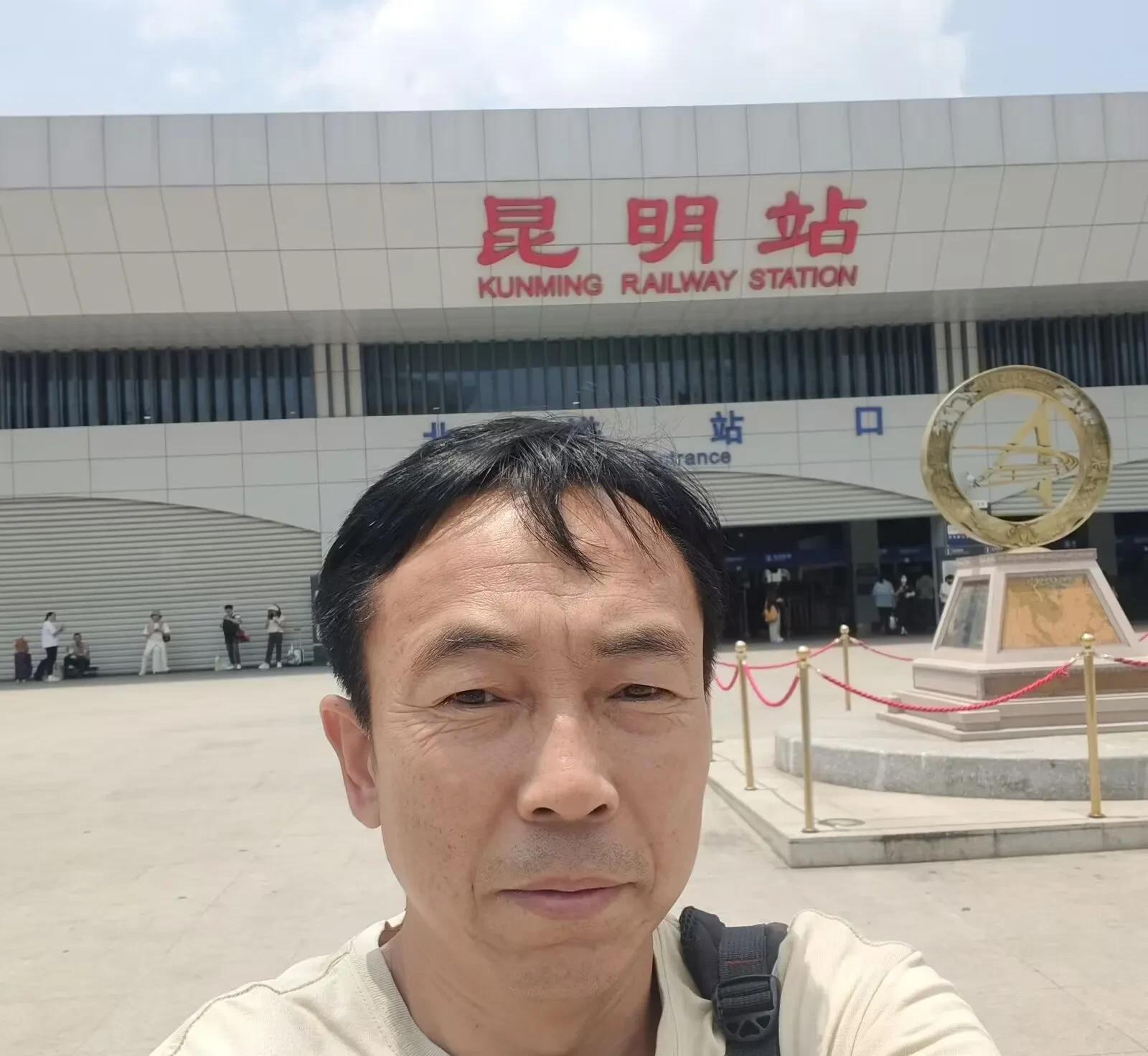 对于父母亲情，我突然感到既陌生又亲切。



这种感觉，源于我与父母之间日渐疏远