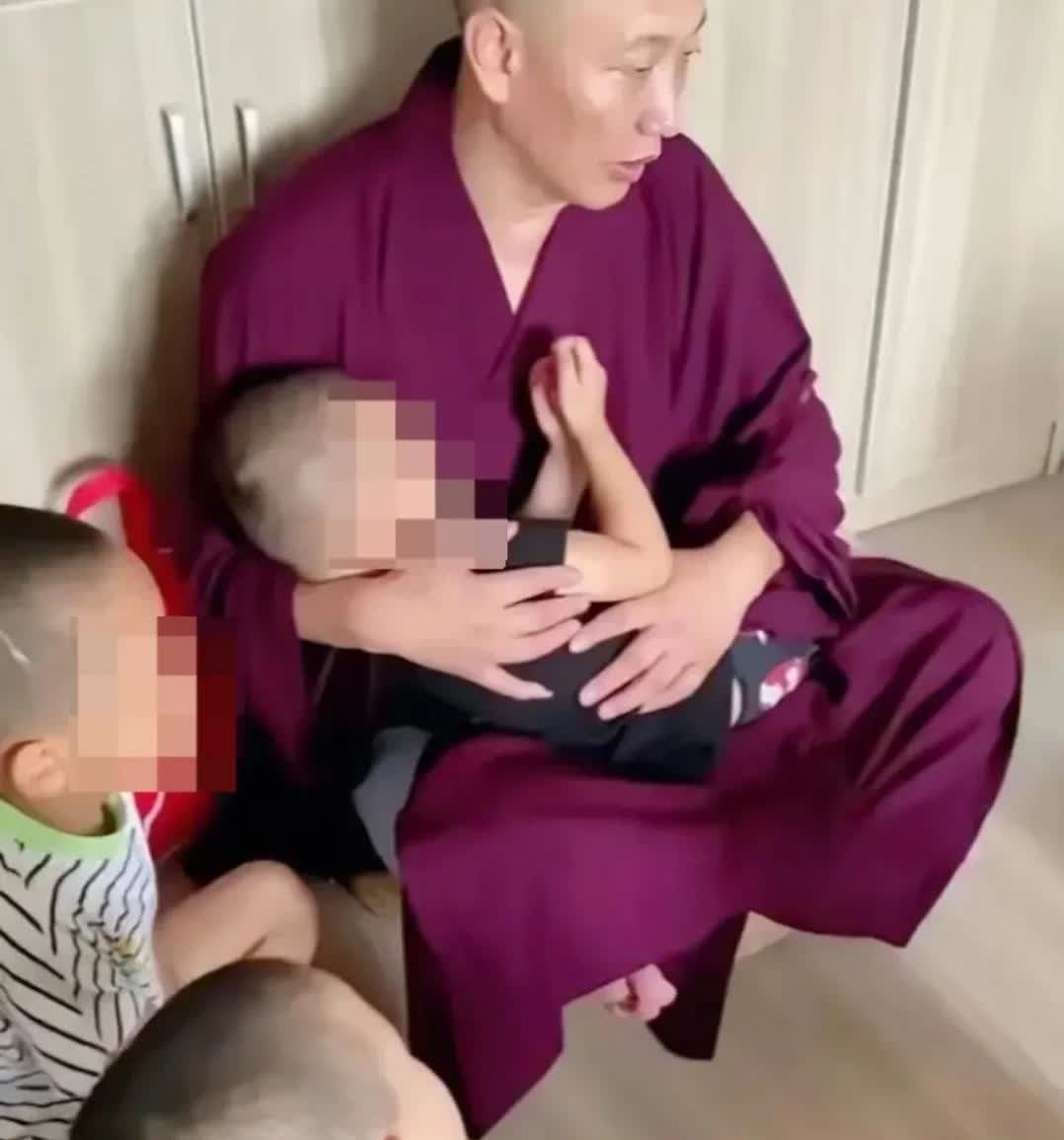 道禄和尚说过
他早晚会出事
只是没想到这么快，不知道是动了谁的蛋糕？人家带货