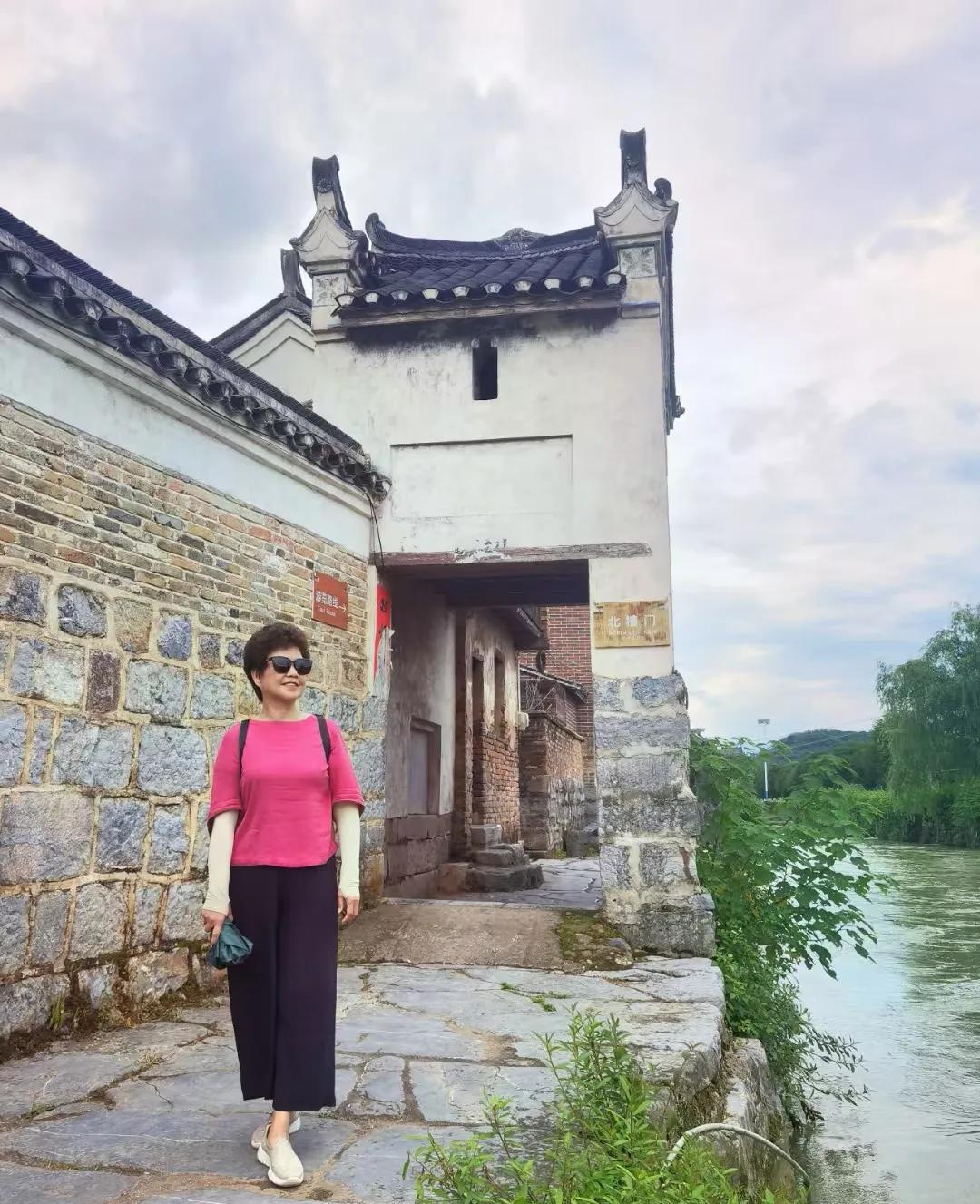 #分享夏日出游好去处#
《游瑶寨》
瑶寨藏诗画，千年岁月留。
古村遗旧韵，一步一