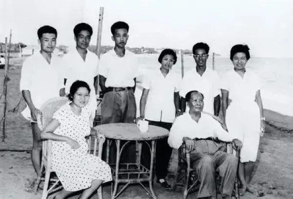1962年，北戴河，毛主席与李敏、李讷等后辈们拍摄的合影照片。
这张照片，我第一