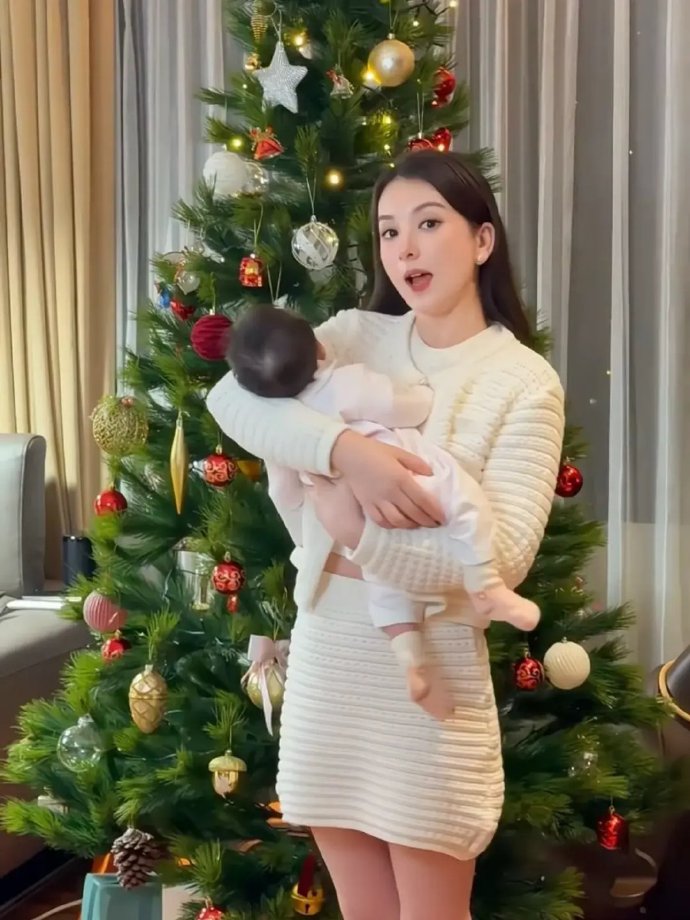 方媛抱三胎女儿出镜庆，称三宝比自己还美，会做不偏心的妈妈