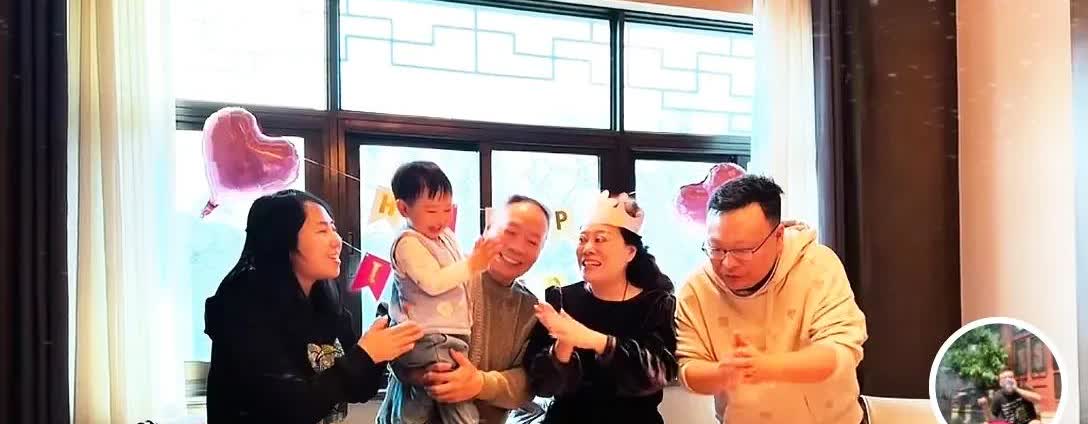一片和谐！京城网红北京张爷们给老母亲庆生。没想到，张妈妈看起来挺年轻的，居然已经