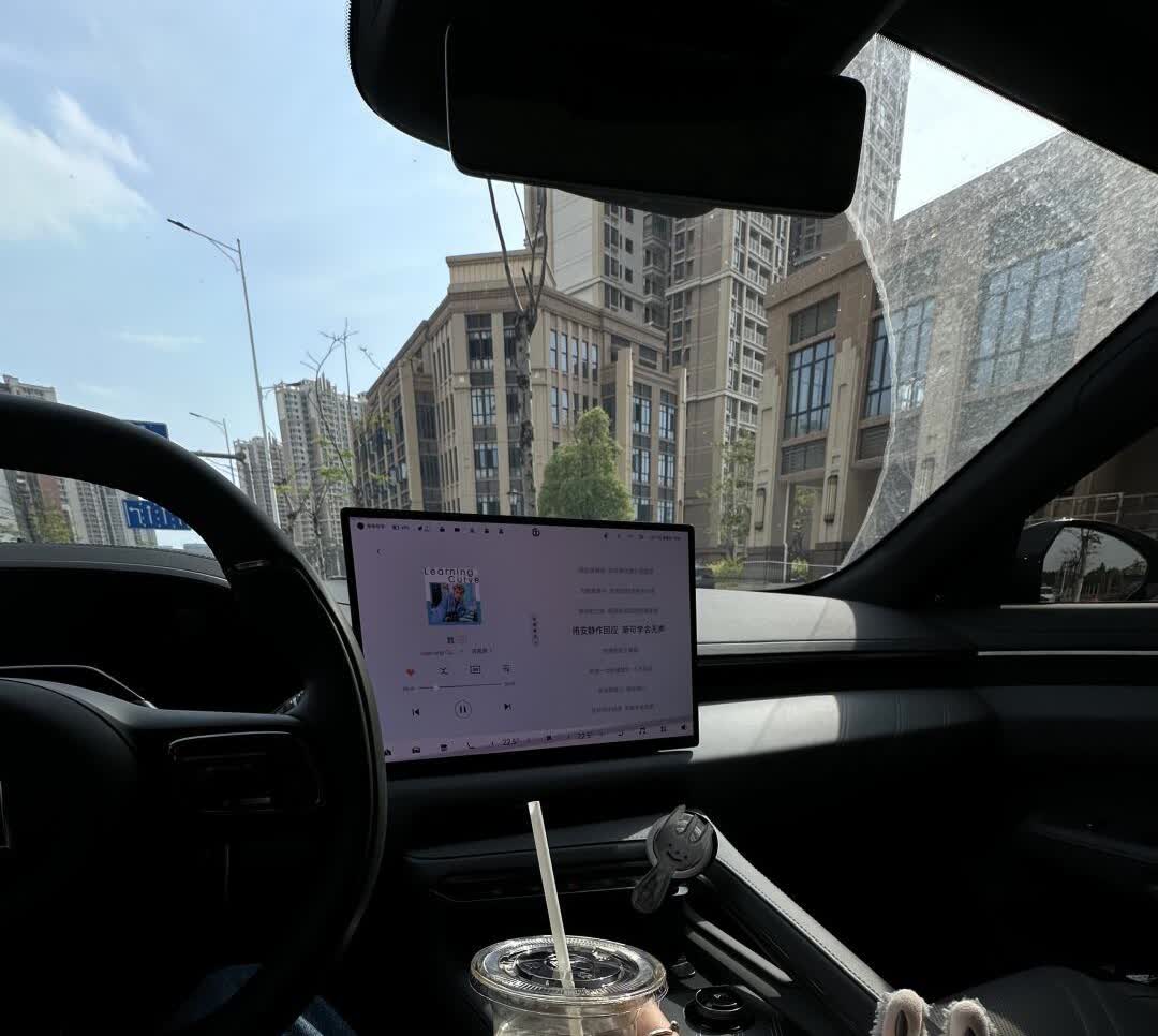 开极氪那男的…
车有点脏了
但是每天又在下雨
-