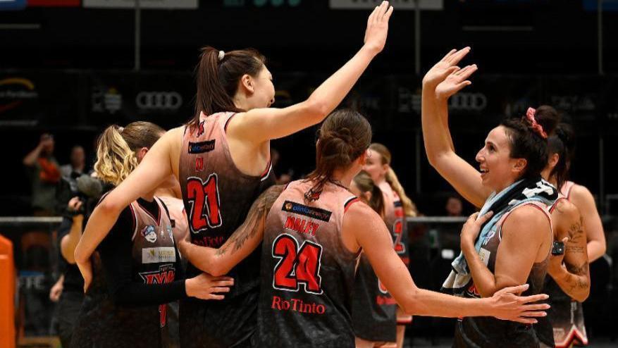 28分13板4帽统治内线！李月汝的危机感来了吗？女篮第一中锋争夺战太刺激