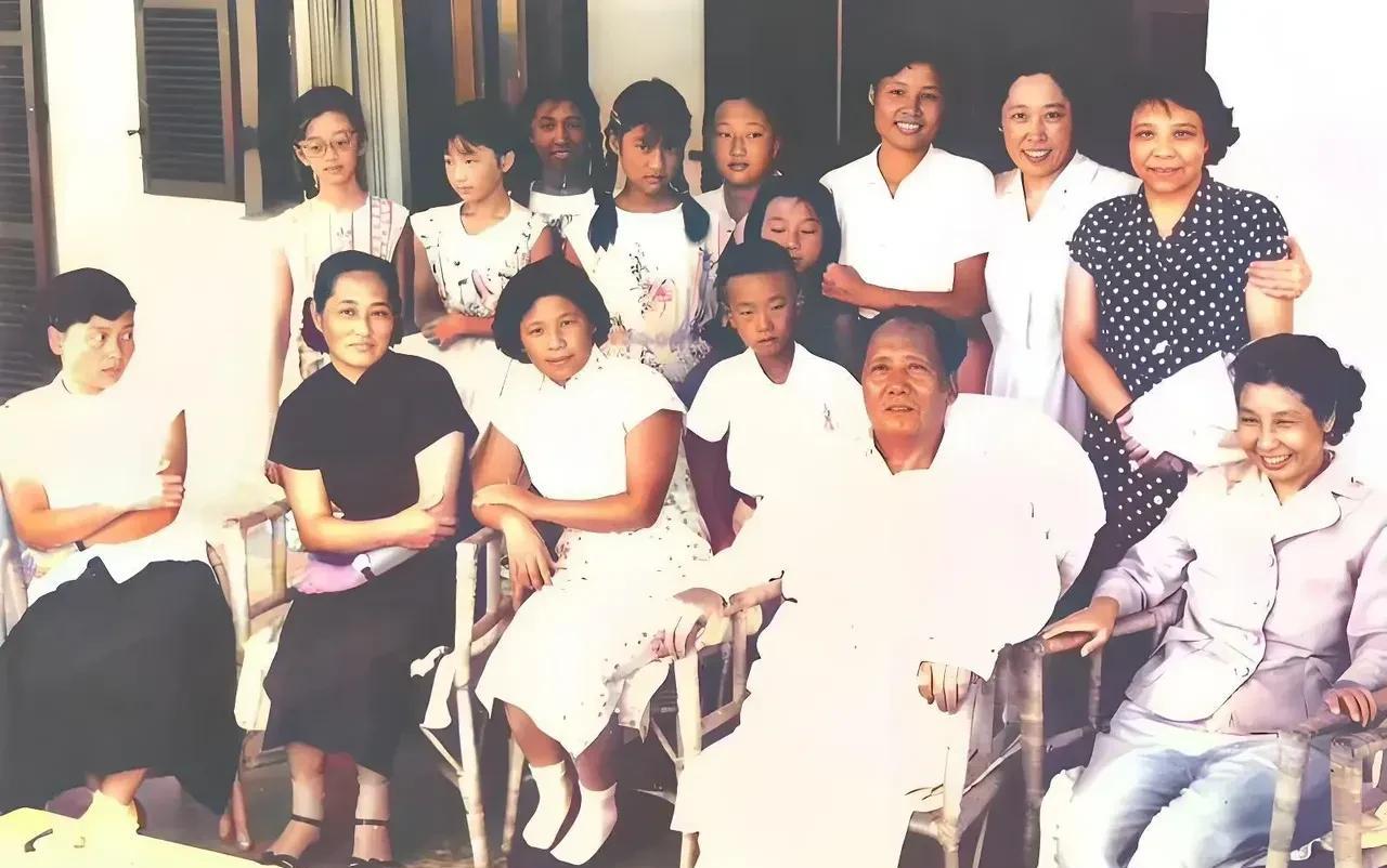 这是六十年代在北戴河，毛主席与领导人家属的合影照。
毛主席左手边的女士笑起来很随