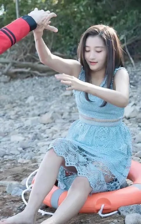 关晓彤每次去的地方风景都好美啊 ​​​