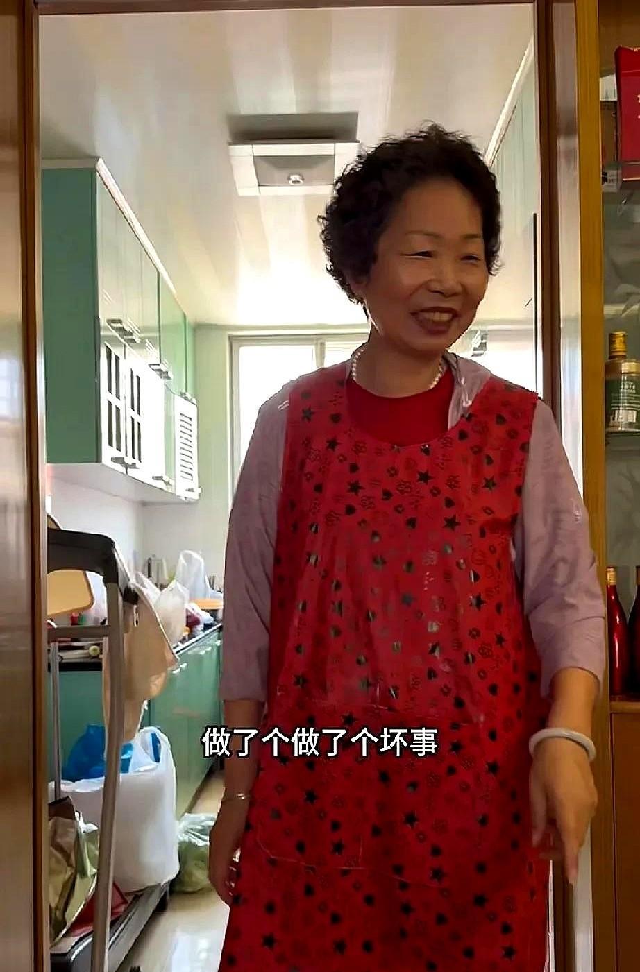 小黄远嫁美国，回国之后，她发了两个小孩的日常。
君君和弟弟很适应外婆家的生活，并