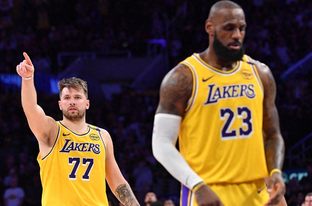 巴斯家族以100亿的总估值出售了球队85%的股份。
据珍妮密友、ESPN高级记者