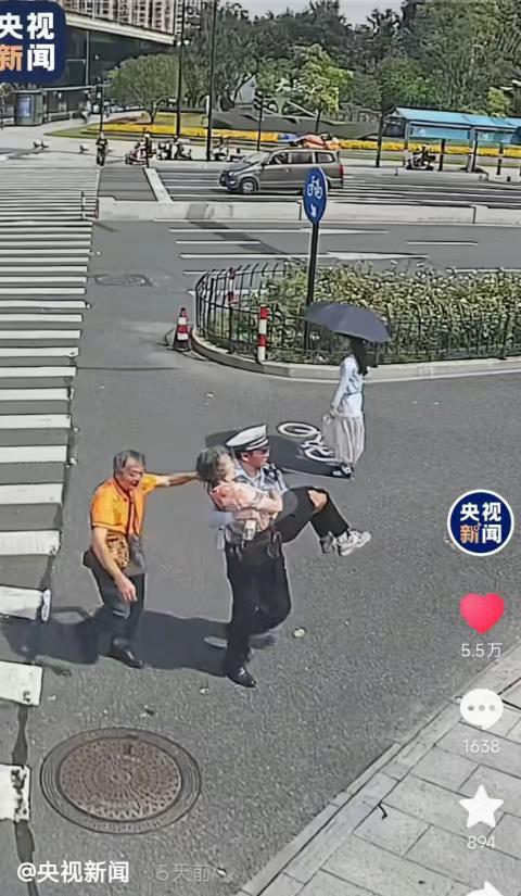 #读者光影#  前两天，在网上刷到一个视频。 
一位老太太在过马路时，突然愣在了