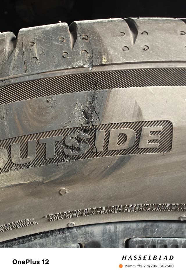 轮胎这样要换吗
不知道哪里碰了下