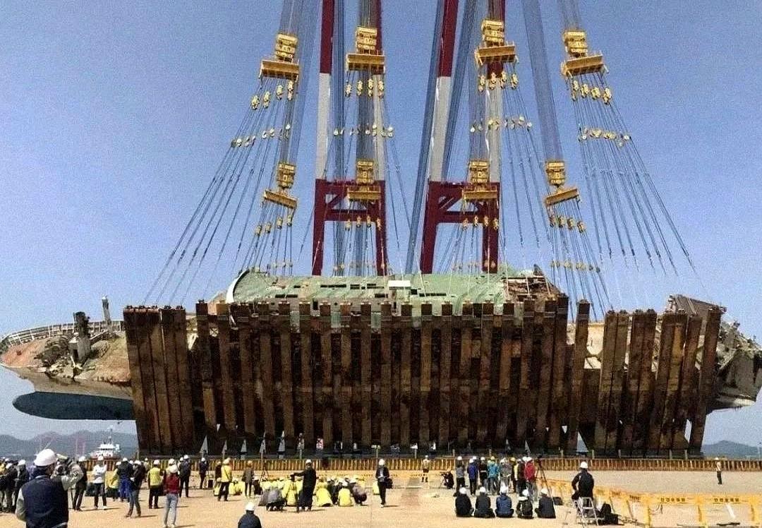 朝鲜军舰下水侧翻第10天，为什么朝鲜不叫中国过去帮忙扶正呢？
其实原因很简单：这