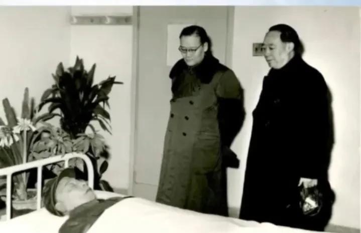 #分享那些年的老照片#
1972年1月7日，那是一个被历史铭记的日子。在医院里，