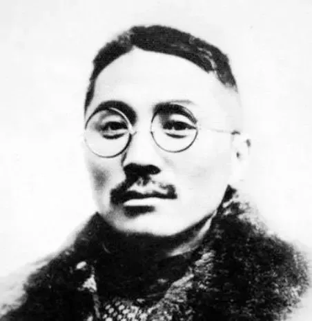1936年的一天晚上，“暗杀大王”王亚樵应邀，来到兄弟女人余婉君的住处。开门后，