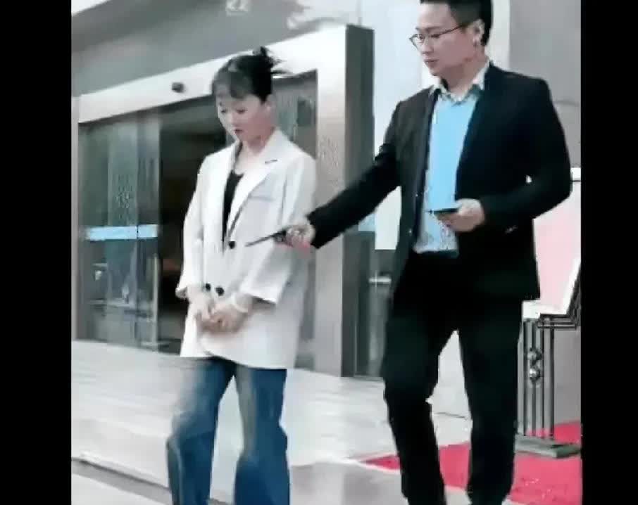 “照妖镜”即能照出妖怪原形的镜子，比喻能够看出真相的事物。
办理离婚手续后，一