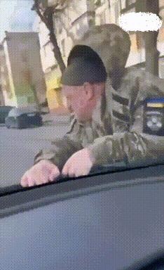 乌克兰强征壮丁遭反抗





你敢信？乌克兰的征兵现场比好莱坞大片还刺激！壮丁