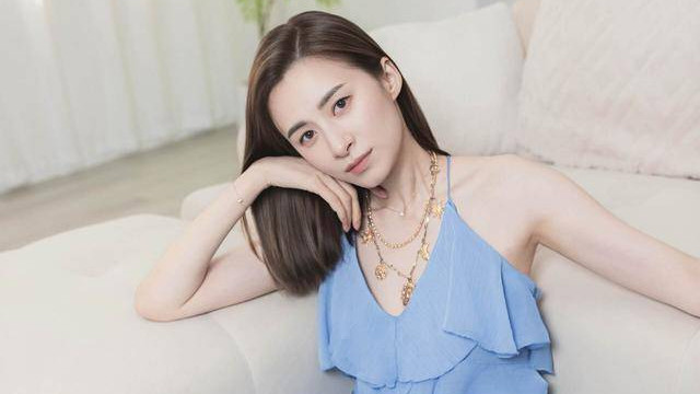 香港知名女星否认退出娱乐圈，嫁入豪门减少工作，从头美到脚趾