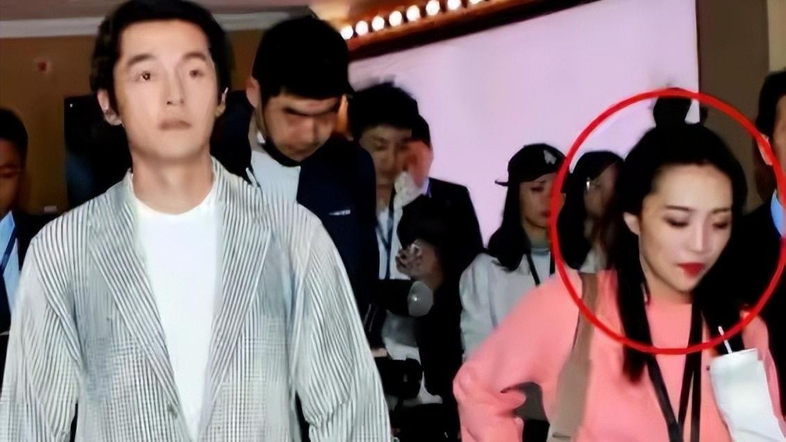43岁胡歌和老婆上海看房，黄曦宁素颜状态堪忧