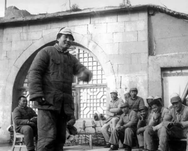 1940年9月，延安，警卫员为毛主席挡下致命一击，自己却昏迷不醒。



194