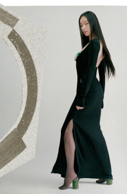 倪妮的杂志新封，这妆容和状态还是很不错的！