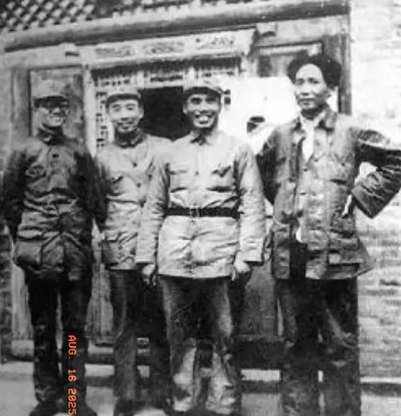 黑白老照片分享。
1937年。右手边起毛泽东，朱德，周恩来，秦邦宪，在一起留下这